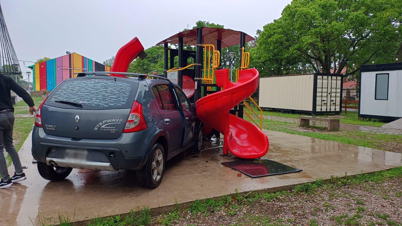 Se desmayó mientras manejaba su auto y terminó incrustada en el tobogán de la plaza